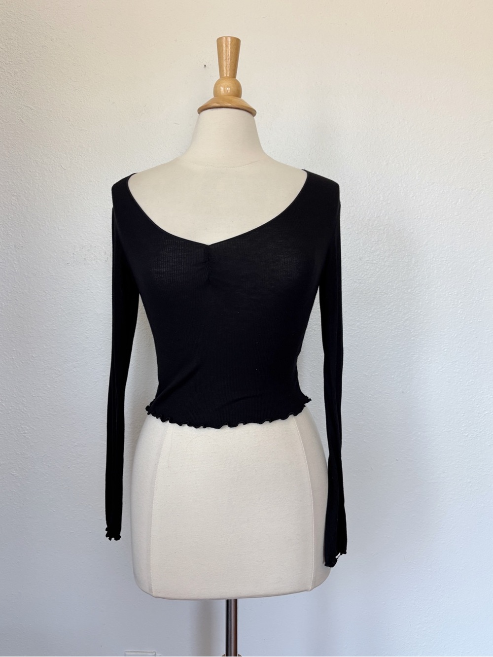 Active USA Black Long-Sleeve Cropped Scoop Top